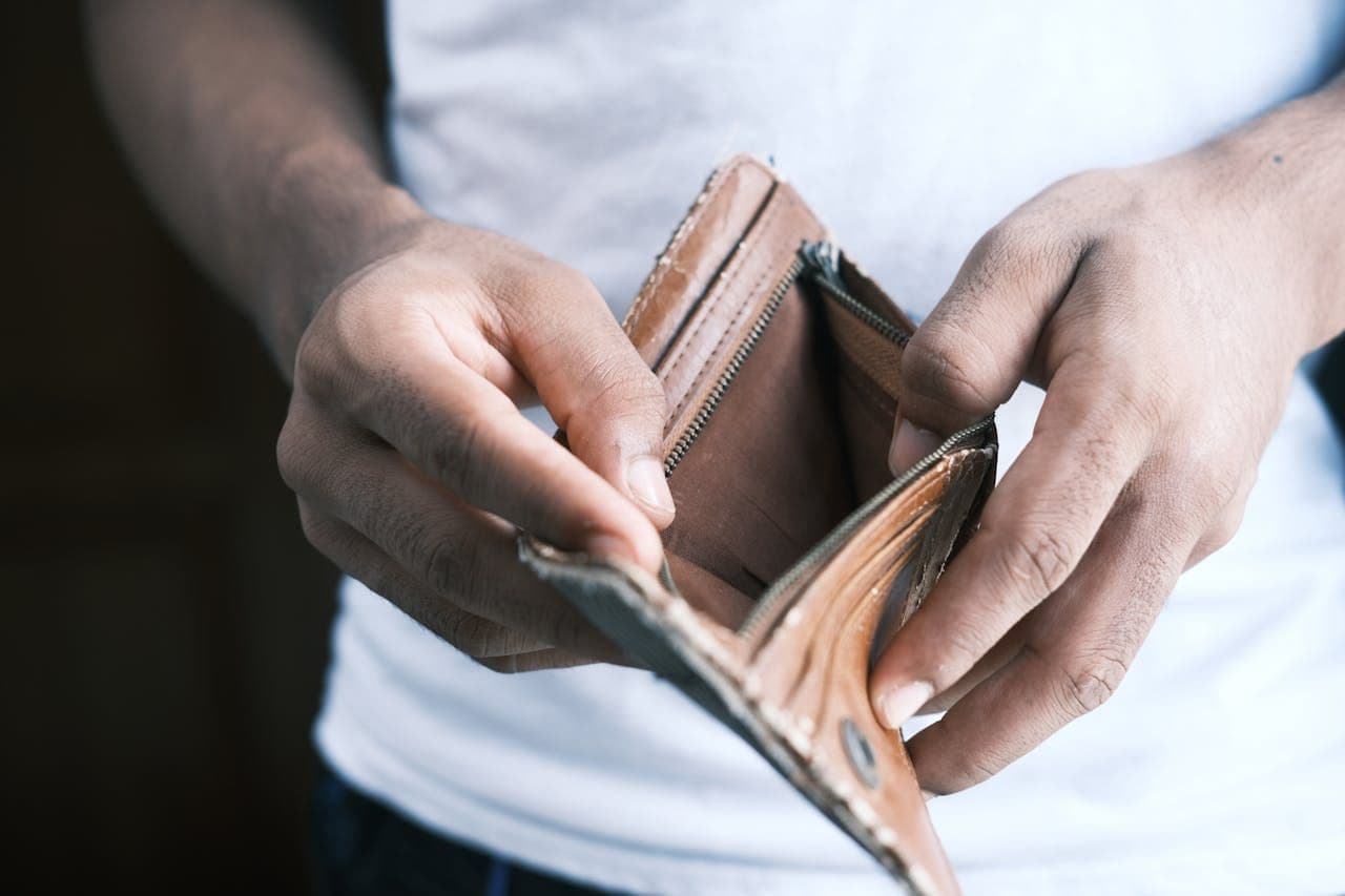 5 Financial Habits That Quietly Keep You Poor